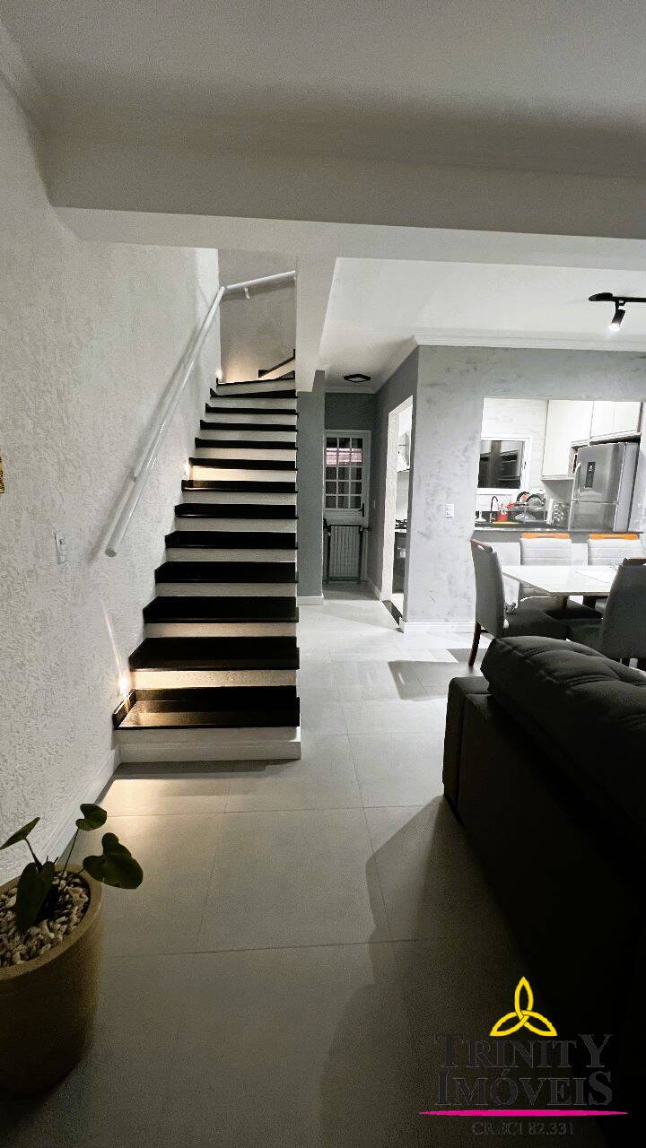 Casa à venda com 3 quartos, 105m² - Foto 2